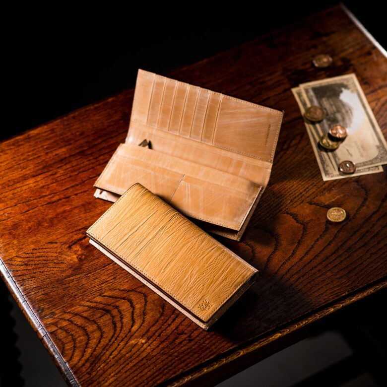 ゴーストタウン・スラッギングはオークバークを使用したクラシカル長財布