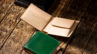 【人気】ヨコハマ・２つ折り財布は水染めコードバンを使用したオーソドックスな二つ折り財布