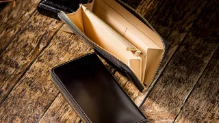 【人気】ヨコハマ・ラウンドジップ長財布は水染めコードバンを使用したラウンドジップタイプの長財布