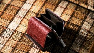 【人気】マットシュリンク・カムラッドはマットシュリンクを使用した二つ折り長財布