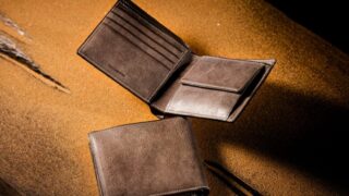 【人気】カルドミラージュ・二つ折り財布はカルドミラージュを使用した二つ折り長財布